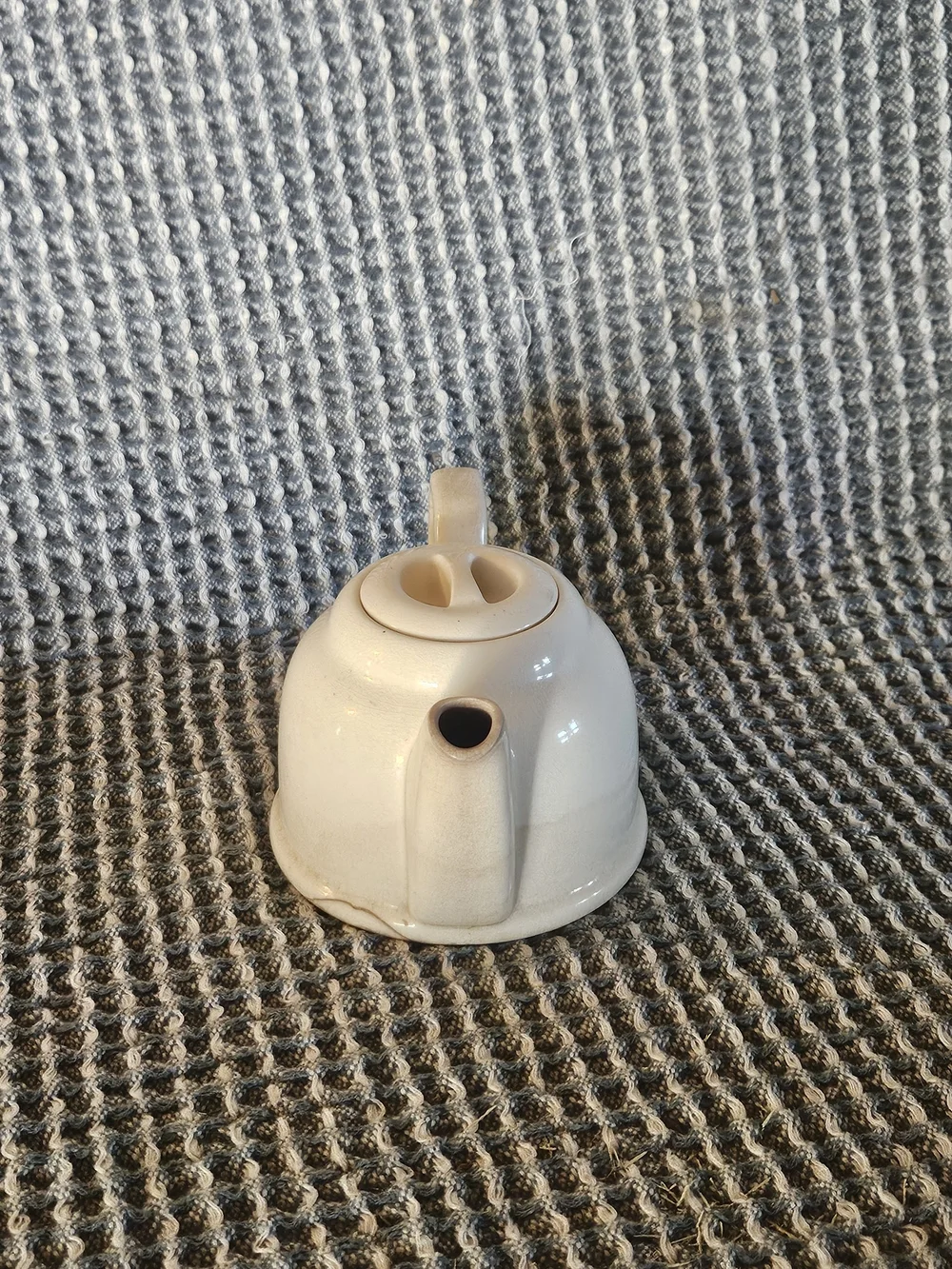 Simple White Ceramic Teapot with Classic Silhouette